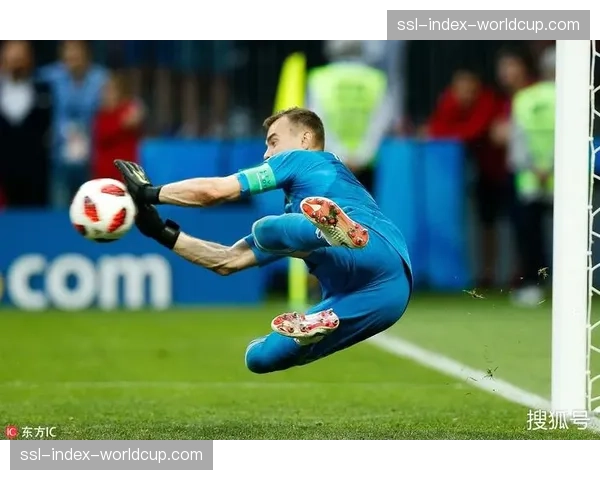 特写：门将扑出点球后振臂高呼，点燃主场气氛